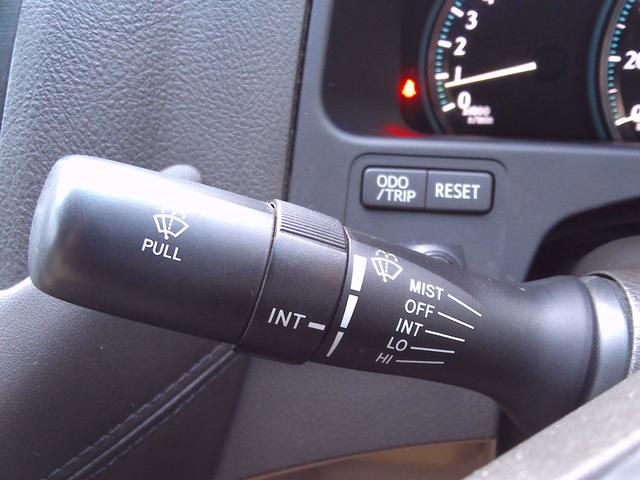 クラウン ロイヤルサルーン　ナビパッケージ　スマキー　電動格納ミラー　衝突安全ボディ　運転席エアバッグ　エアコン　アルミホイール　パワーステアリング　ＥＴＣ　パワーシート　ＤＶＤ　ＡＢＳ　助手席エアバッグ　キーレス　ナビＴＶ　パワーウィンドウ（32枚目）