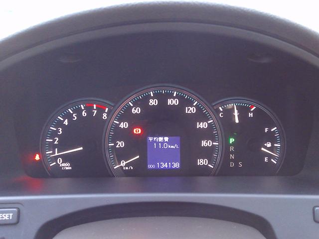 クラウン ロイヤルサルーン　ナビパッケージ　スマキー　電動格納ミラー　衝突安全ボディ　運転席エアバッグ　エアコン　アルミホイール　パワーステアリング　ＥＴＣ　パワーシート　ＤＶＤ　ＡＢＳ　助手席エアバッグ　キーレス　ナビＴＶ　パワーウィンドウ（33枚目）