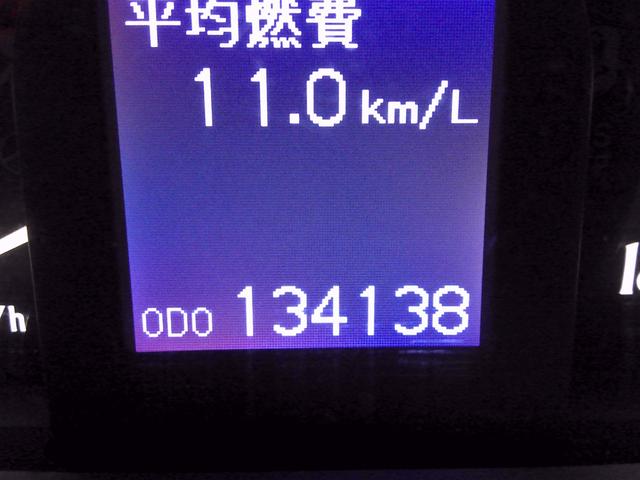 クラウン ロイヤルサルーン　ナビパッケージ　スマキー　電動格納ミラー　衝突安全ボディ　運転席エアバッグ　エアコン　アルミホイール　パワーステアリング　ＥＴＣ　パワーシート　ＤＶＤ　ＡＢＳ　助手席エアバッグ　キーレス　ナビＴＶ　パワーウィンドウ（34枚目）