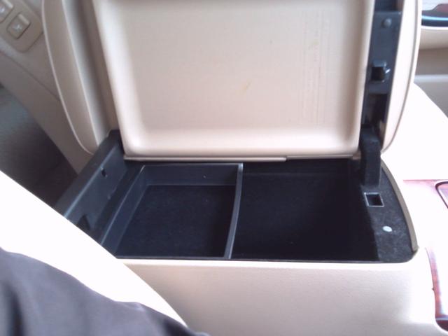 クラウン ロイヤルサルーン　ナビパッケージ　スマキー　電動格納ミラー　衝突安全ボディ　運転席エアバッグ　エアコン　アルミホイール　パワーステアリング　ＥＴＣ　パワーシート　ＤＶＤ　ＡＢＳ　助手席エアバッグ　キーレス　ナビＴＶ　パワーウィンドウ（36枚目）