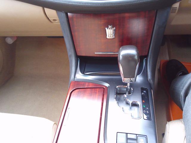 クラウン ロイヤルサルーン　ナビパッケージ　スマキー　電動格納ミラー　衝突安全ボディ　運転席エアバッグ　エアコン　アルミホイール　パワーステアリング　ＥＴＣ　パワーシート　ＤＶＤ　ＡＢＳ　助手席エアバッグ　キーレス　ナビＴＶ　パワーウィンドウ（37枚目）