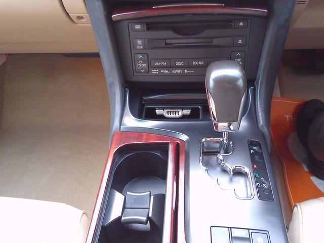 クラウン ロイヤルサルーン　ナビパッケージ　スマキー　電動格納ミラー　衝突安全ボディ　運転席エアバッグ　エアコン　アルミホイール　パワーステアリング　ＥＴＣ　パワーシート　ＤＶＤ　ＡＢＳ　助手席エアバッグ　キーレス　ナビＴＶ　パワーウィンドウ（38枚目）