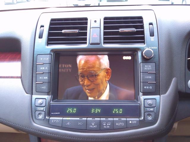 クラウン ロイヤルサルーン　ナビパッケージ　スマキー　電動格納ミラー　衝突安全ボディ　運転席エアバッグ　エアコン　アルミホイール　パワーステアリング　ＥＴＣ　パワーシート　ＤＶＤ　ＡＢＳ　助手席エアバッグ　キーレス　ナビＴＶ　パワーウィンドウ（39枚目）