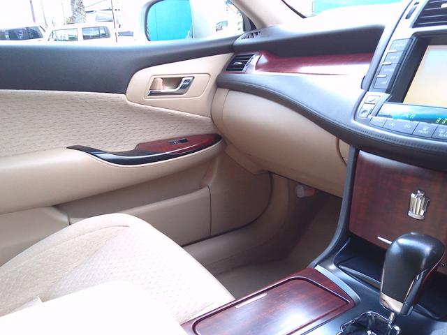 クラウン ロイヤルサルーン　ナビパッケージ　スマキー　電動格納ミラー　衝突安全ボディ　運転席エアバッグ　エアコン　アルミホイール　パワーステアリング　ＥＴＣ　パワーシート　ＤＶＤ　ＡＢＳ　助手席エアバッグ　キーレス　ナビＴＶ　パワーウィンドウ（44枚目）