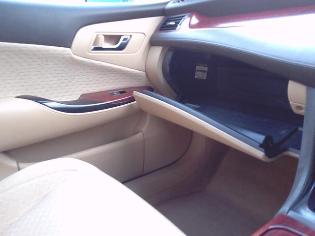 クラウン ロイヤルサルーン　ナビパッケージ　スマキー　電動格納ミラー　衝突安全ボディ　運転席エアバッグ　エアコン　アルミホイール　パワーステアリング　ＥＴＣ　パワーシート　ＤＶＤ　ＡＢＳ　助手席エアバッグ　キーレス　ナビＴＶ　パワーウィンドウ（45枚目）