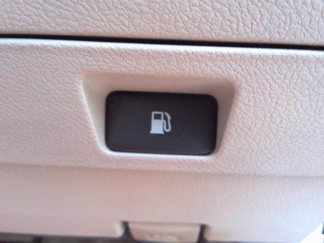 クラウン ロイヤルサルーン　ナビパッケージ　スマキー　電動格納ミラー　衝突安全ボディ　運転席エアバッグ　エアコン　アルミホイール　パワーステアリング　ＥＴＣ　パワーシート　ＤＶＤ　ＡＢＳ　助手席エアバッグ　キーレス　ナビＴＶ　パワーウィンドウ（46枚目）