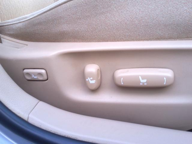 クラウン ロイヤルサルーン　ナビパッケージ　スマキー　電動格納ミラー　衝突安全ボディ　運転席エアバッグ　エアコン　アルミホイール　パワーステアリング　ＥＴＣ　パワーシート　ＤＶＤ　ＡＢＳ　助手席エアバッグ　キーレス　ナビＴＶ　パワーウィンドウ（47枚目）