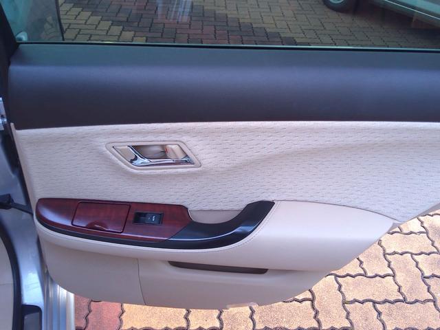 クラウン ロイヤルサルーン　ナビパッケージ　スマキー　電動格納ミラー　衝突安全ボディ　運転席エアバッグ　エアコン　アルミホイール　パワーステアリング　ＥＴＣ　パワーシート　ＤＶＤ　ＡＢＳ　助手席エアバッグ　キーレス　ナビＴＶ　パワーウィンドウ（48枚目）