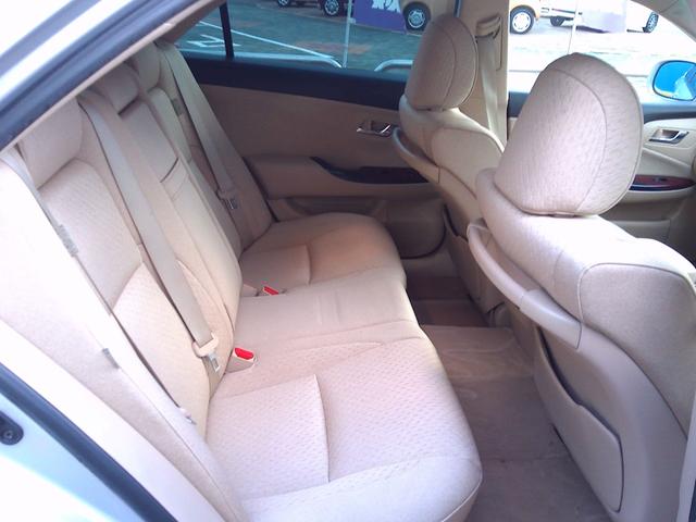 クラウン ロイヤルサルーン　ナビパッケージ　スマキー　電動格納ミラー　衝突安全ボディ　運転席エアバッグ　エアコン　アルミホイール　パワーステアリング　ＥＴＣ　パワーシート　ＤＶＤ　ＡＢＳ　助手席エアバッグ　キーレス　ナビＴＶ　パワーウィンドウ（49枚目）