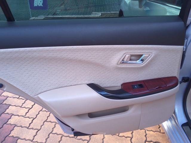 クラウン ロイヤルサルーン　ナビパッケージ　スマキー　電動格納ミラー　衝突安全ボディ　運転席エアバッグ　エアコン　アルミホイール　パワーステアリング　ＥＴＣ　パワーシート　ＤＶＤ　ＡＢＳ　助手席エアバッグ　キーレス　ナビＴＶ　パワーウィンドウ（51枚目）