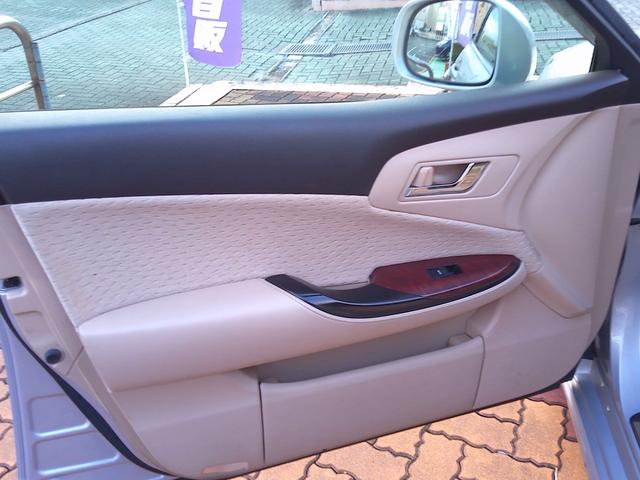 クラウン ロイヤルサルーン　ナビパッケージ　スマキー　電動格納ミラー　衝突安全ボディ　運転席エアバッグ　エアコン　アルミホイール　パワーステアリング　ＥＴＣ　パワーシート　ＤＶＤ　ＡＢＳ　助手席エアバッグ　キーレス　ナビＴＶ　パワーウィンドウ（53枚目）