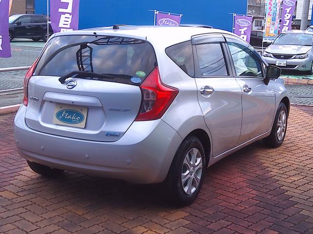 ノート メダリスト　エマージェンシーブレーキパッケージ　Ｂｌｕｅｔｏｏｔｈオーディオ　地デジＴＶ　横滑り防止　衝突安全ボディ　３６０度カメラ　バックカメラ　セキュリティアラーム　スマートキー　Ａストップ　ＴＶナビ　エアバッグ　全席ＰＷ　パワーステアリング（11枚目）