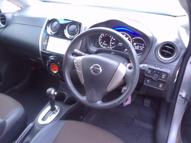 ノート メダリスト　エマージェンシーブレーキパッケージ　Ｂｌｕｅｔｏｏｔｈオーディオ　地デジＴＶ　横滑り防止　衝突安全ボディ　３６０度カメラ　バックカメラ　セキュリティアラーム　スマートキー　Ａストップ　ＴＶナビ　エアバッグ　全席ＰＷ　パワーステアリング（26枚目）