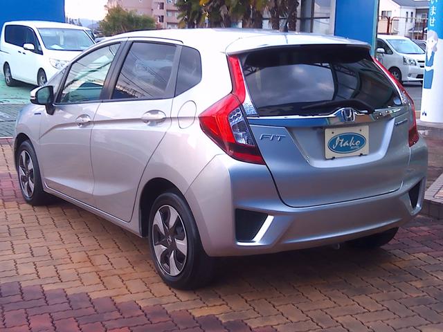 フィットハイブリッド Ｌパッケージ　電動格納式ミラー　ナビ＆ＴＶ　安全ボディ　ＬＥＤ　バックカメラ　オートクルーズコントロール　イモビライザー　１セグＴＶ　ＥＴＣ　ＡＵＴＯエアコン　ＡＢＳ　運転席助手席エアバッグ　運転席エアバック（13枚目）