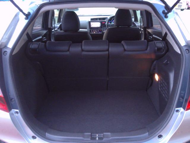 フィットハイブリッド Ｌパッケージ　電動格納式ミラー　ナビ＆ＴＶ　安全ボディ　ＬＥＤ　バックカメラ　オートクルーズコントロール　イモビライザー　１セグＴＶ　ＥＴＣ　ＡＵＴＯエアコン　ＡＢＳ　運転席助手席エアバッグ　運転席エアバック（30枚目）