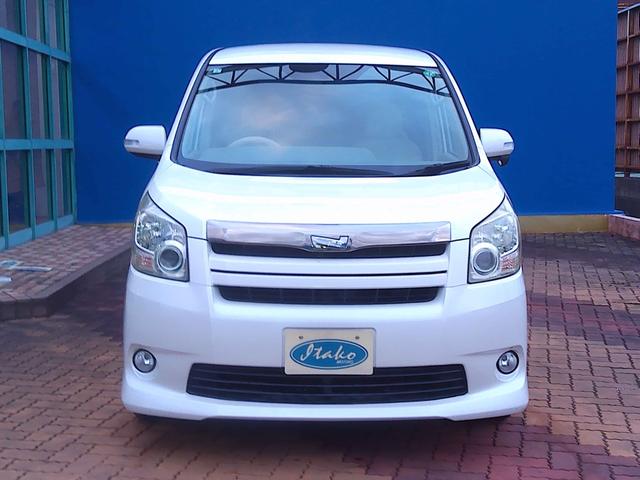 ノア S Gエディション パワーステアリング エアバック バックカメラ付き スマートキー&プッシュスタート ABS フルフラット キーレスエントリー アルミホイール 盗難防止システム 3列シート ウォークスルー DVD再生(9枚目)