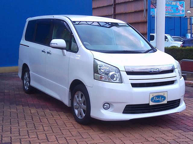 ノア S Gエディション パワーステアリング エアバック バックカメラ付き スマートキー&プッシュスタート ABS フルフラット キーレスエントリー アルミホイール 盗難防止システム 3列シート ウォークスルー DVD再生(10枚目)