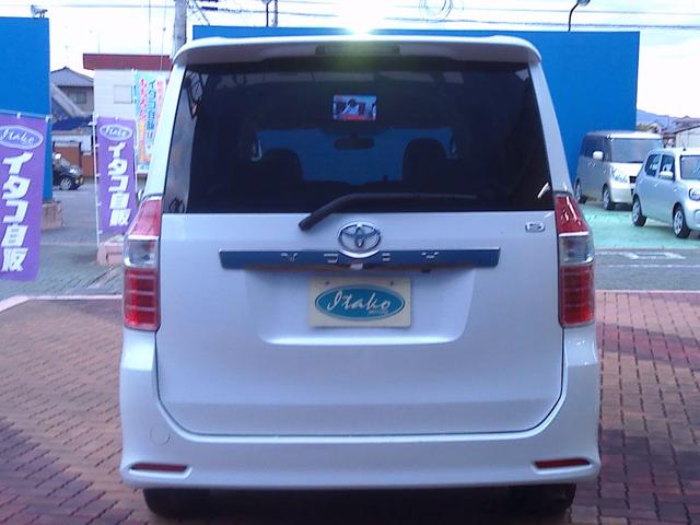 ノア S Gエディション パワーステアリング エアバック バックカメラ付き スマートキー&プッシュスタート ABS フルフラット キーレスエントリー アルミホイール 盗難防止システム 3列シート ウォークスルー DVD再生(12枚目)