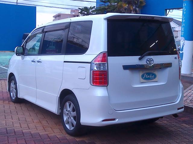 ノア S Gエディション パワーステアリング エアバック バックカメラ付き スマートキー&プッシュスタート ABS フルフラット キーレスエントリー アルミホイール 盗難防止システム 3列シート ウォークスルー DVD再生(13枚目)