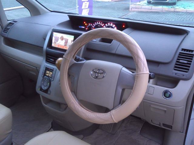 ノア S Gエディション パワーステアリング エアバック バックカメラ付き スマートキー&プッシュスタート ABS フルフラット キーレスエントリー アルミホイール 盗難防止システム 3列シート ウォークスルー DVD再生(26枚目)