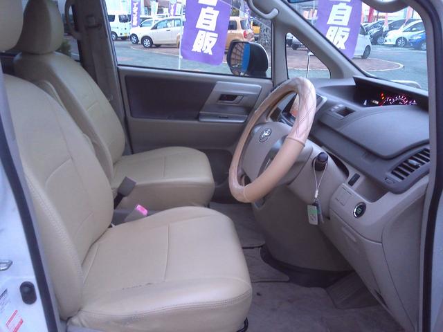 ノア S Gエディション パワーステアリング エアバック バックカメラ付き スマートキー&プッシュスタート ABS フルフラット キーレスエントリー アルミホイール 盗難防止システム 3列シート ウォークスルー DVD再生(28枚目)