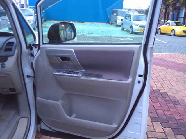 ノア S Gエディション パワーステアリング エアバック バックカメラ付き スマートキー&プッシュスタート ABS フルフラット キーレスエントリー アルミホイール 盗難防止システム 3列シート ウォークスルー DVD再生(29枚目)