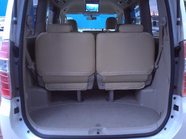 ノア S Gエディション パワーステアリング エアバック バックカメラ付き スマートキー&プッシュスタート ABS フルフラット キーレスエントリー アルミホイール 盗難防止システム 3列シート ウォークスルー DVD再生(32枚目)