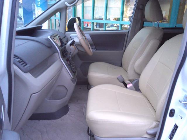 ノア S Gエディション パワーステアリング エアバック バックカメラ付き スマートキー&プッシュスタート ABS フルフラット キーレスエントリー アルミホイール 盗難防止システム 3列シート ウォークスルー DVD再生(38枚目)