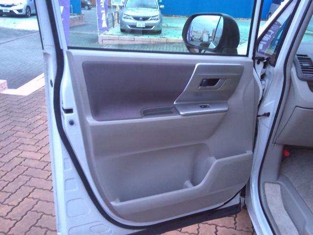 ノア S Gエディション パワーステアリング エアバック バックカメラ付き スマートキー&プッシュスタート ABS フルフラット キーレスエントリー アルミホイール 盗難防止システム 3列シート ウォークスルー DVD再生(39枚目)