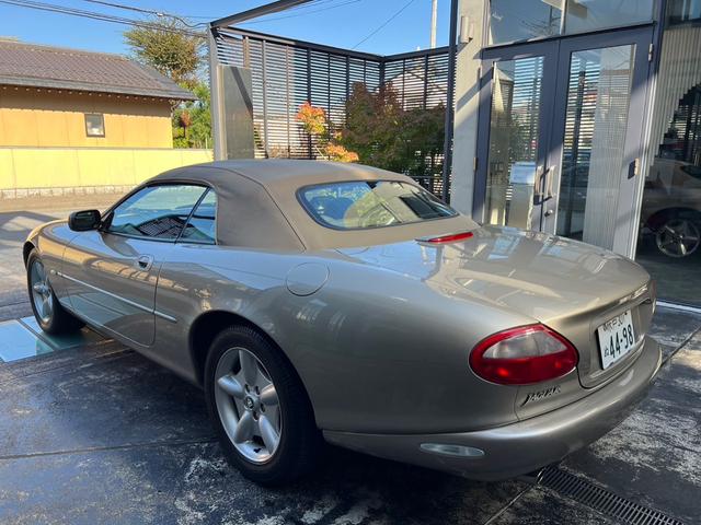 ＸＫ ＸＫ８コンバーチブル　オートクルーズコントロール　ＡＴ　アルミホイール　革シート　パワーシート　ＡＢＳ　エアコン　パワーステアリング　パワーウィンドウ（12枚目）