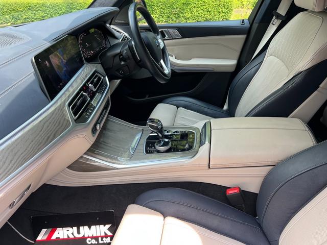 Ｘ７ ｘＤｒｉｖｅ　３５ｄ　デザインピュアエクセレンス　電動サイドステップ　ハーマンカードンスピーカー　冷温機能付きドリンクホルダー　ＨＤＤナビ　サンルーフ　シートクーラー　ＥＴＣ　シートヒーター　ナビ　革シート　クルコン　パワーバックドア　３６０度カメラ（8枚目）