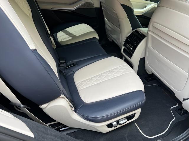 Ｘ７ ｘＤｒｉｖｅ　３５ｄ　デザインピュアエクセレンス　電動サイドステップ　ハーマンカードンスピーカー　冷温機能付きドリンクホルダー　ＨＤＤナビ　サンルーフ　シートクーラー　ＥＴＣ　シートヒーター　ナビ　革シート　クルコン　パワーバックドア　３６０度カメラ（12枚目）