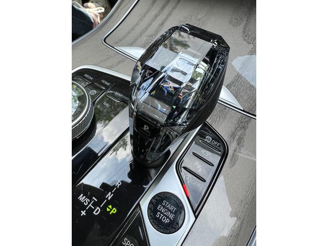 Ｘ７ ｘＤｒｉｖｅ　３５ｄ　デザインピュアエクセレンス　電動サイドステップ　ハーマンカードンスピーカー　冷温機能付きドリンクホルダー　ＨＤＤナビ　サンルーフ　シートクーラー　ＥＴＣ　シートヒーター　ナビ　革シート　クルコン　パワーバックドア　３６０度カメラ（22枚目）