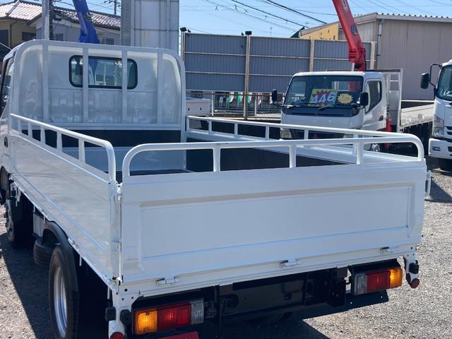 デュトロ 全低床　積載２０００ｋｇ　荷台内寸：１６１×３１１　３ペダル５速マニュアル　集中ロック　ＥＴＣ　バックカメ　４０００ｃｃターボ　タイヤサイズ：１９５／７５Ｒ１５　スペアタイヤ　４ナンバー（36枚目）