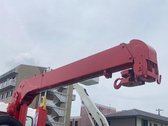 ヒノレンジャー 　☆積載７０００ｋｇ☆２．９３ｔ吊☆フックイン☆ツインホイスト☆差違いアウトリガー☆３ペダル６速マニュアル☆電格ミラー☆集中ロック☆寝台付☆ターボ☆ＨＩＤ☆タイヤ２６５／７０Ｒ１９．５☆スペアタイヤ（47枚目）