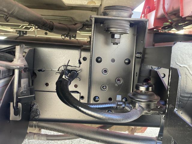 エルフトラック 　☆ダブルキャブクレーン☆積載２２００ｋｇ☆荷台内寸：１９１×３４１☆３ペダル６速☆キーレス☆後席クーラー・ヒーター☆ＥＴＣ☆バックカメラ☆ドラレコ☆ナビ☆リヤアウトリガー☆差違い☆２．９３ｔ吊（20枚目）