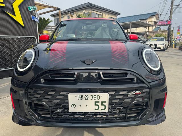 ＭＩＮＩ ジョンクーパーワークス　ジョンクーパーワークストリム　レジェンドグレー　希少パノラマサンルーフ　ドラレコ前後　ガラスコーティング施工済み　ＪＣＷドアピン　パドルシフト　スマートキー　１８インチ　シートベンチレーション　シートヒーター　ハーマンカードン（4枚目）