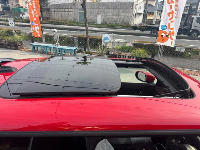 ＭＩＮＩ ジョンクーパーワークス　ジョンクーパーワークストリム　レジェンドグレー　希少パノラマサンルーフ　ドラレコ前後　ガラスコーティング施工済み　ＪＣＷドアピン　パドルシフト　スマートキー　１８インチ　シートベンチレーション　シートヒーター　ハーマンカードン（6枚目）