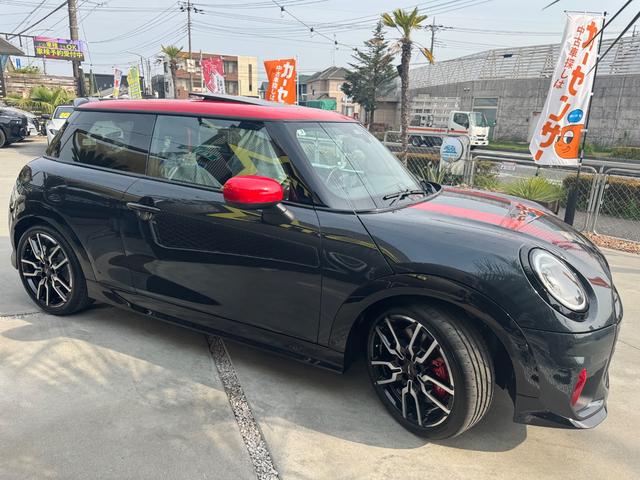 ＭＩＮＩ ジョンクーパーワークス　ジョンクーパーワークストリム　レジェンドグレー　希少パノラマサンルーフ　ドラレコ前後　ガラスコーティング施工済み　ＪＣＷドアピン　パドルシフト　スマートキー　１８インチ　シートベンチレーション　シートヒーター　ハーマンカードン（16枚目）