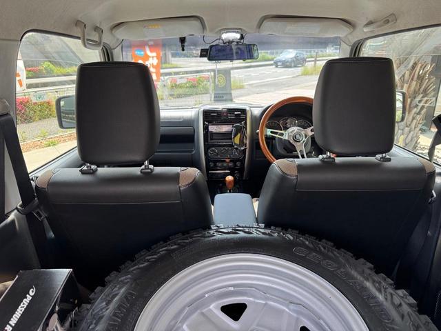 ジムニー ランドベンチャー　特別仕様車　４ＷＤ　ＭＴ　ハーフレザー　シートヒーター　ドラレコ前後　ヘッドライト．ＬＥＤテール．マフラー．マッドホワイトレター．エアインテーク．リアスポイラー．ナルディステアリング．ウッドシフトノブ（52枚目）
