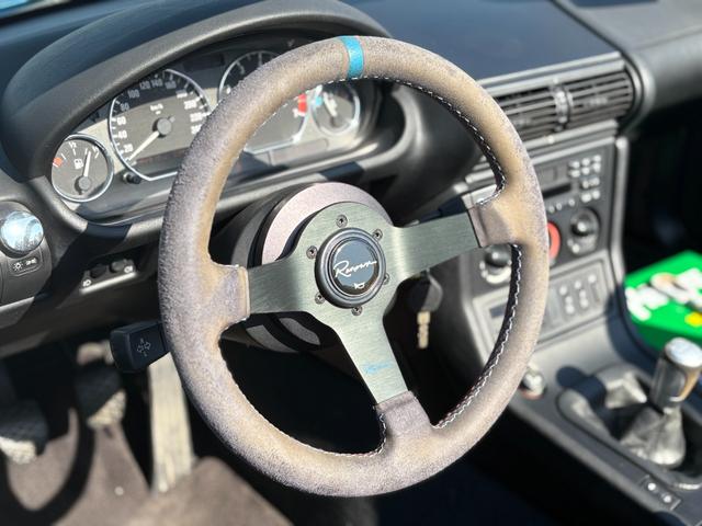 Ｚ３ロードスター 特別仕様車　ユーザー買取車　左ハンドル　５ＭＴ　スプリントマフラー　ＢＢＳ１７ＡＷ　車高調整サスペンション　レナウンステアリング　　運転席新品レザーシート　ＥＴＣ　手動オープン（15枚目）