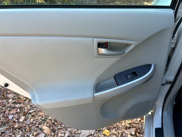 プリウス S ETC バックカメラ ナビ TV クリアランスソナー アルミホイール オートライト HID スマートキー 電動格納ミラー CVT 盗難防止システム 衝突安全ボディ ABS ESC USB(32枚目)
