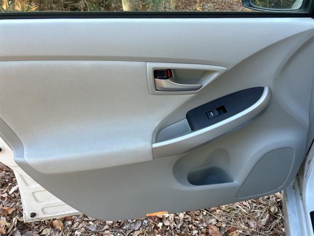 プリウス S ETC バックカメラ ナビ TV クリアランスソナー アルミホイール オートライト HID スマートキー 電動格納ミラー CVT 盗難防止システム 衝突安全ボディ ABS ESC USB(34枚目)