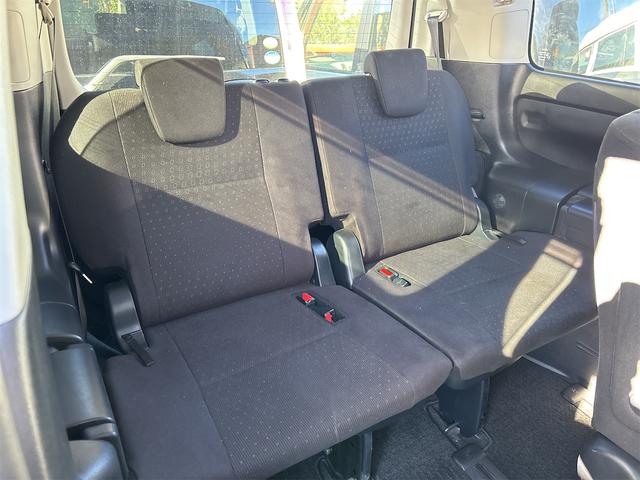 ヴォクシー ハイブリッドＶ　ＥＴＣ　バックカメラ　ナビ　オートクルーズコントロール　両側スライド・片側電動　オートライト　ＬＥＤヘッドランプ　スマートキー　アイドリングストップ　電動格納ミラー　シートヒーター　３列シート　ＣＶＴ（44枚目）