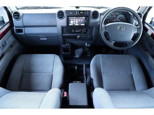 ランドクルーザー７０ ４．０　４ＷＤ　純正メーカーＯＰデフロック　純正メーカーＯＰ電動ウインチ　純正ＯＰフォグランプ　再販モデルランクル７０　ワインレッドボディ　５速ＭＴ車　純正１６インチＡＷ　純正ナビ　ＥＴＣ車載器　フロアマット（3枚目）