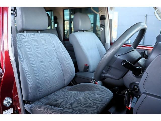ランドクルーザー７０ ４．０　４ＷＤ　純正メーカーＯＰデフロック　純正メーカーＯＰ電動ウインチ　純正ＯＰフォグランプ　再販モデルランクル７０　ワインレッドボディ　５速ＭＴ車　純正１６インチＡＷ　純正ナビ　ＥＴＣ車載器　フロアマット（5枚目）