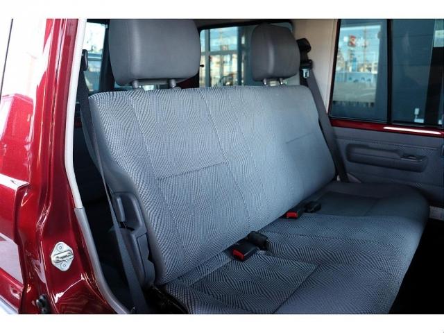 ランドクルーザー７０ ４．０　４ＷＤ　純正メーカーＯＰデフロック　純正メーカーＯＰ電動ウインチ　純正ＯＰフォグランプ　再販モデルランクル７０　ワインレッドボディ　５速ＭＴ車　純正１６インチＡＷ　純正ナビ　ＥＴＣ車載器　フロアマット（6枚目）