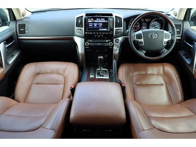 ランドクルーザー ＺＸ　ブルーノクロス　中期モデル　クールＢＯＸ　リアエンタ　ＭＯＤＥＬＬＩＳＴＡエアロ　純正マルチナビ　マルチテレインモニター　ベンチレーションシート　パワーバックドア　ステアリングヒーター　純正２０インチＡＷ（3枚目）