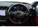 ステアリングスイッチ付き。前方から目を離すことなく操作することが可能です。