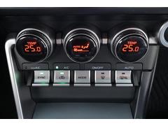 左右独立で温度コントロール出来るフロントオートエアコンです♪０．５度刻みで温度設定ができるので、運転席・助手席どちらも我慢せず快適な温度で過ごせます。 6